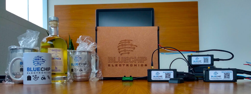 A imagem retrata uma cena onde estão dispostos todos os produtos da empresa Bluechip, juntamente com brindes de canecas e cachaça. Os produtos da Bluechip podem variar, dependendo do ramo de atuação da empresa. Podem incluir dispositivos eletrônicos, componentes, soluções de software, entre outros. Os brindes de canecas e cachaça adicionam um toque de apelo promocional à imagem, indicando que a empresa está oferecendo esses itens como presentes ou brindes para seus clientes. Essa combinação de produtos e brindes sugere uma abordagem de marketing que busca promover e recompensar a fidelidade dos clientes.