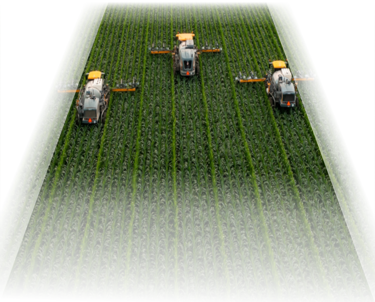 A imagem mostra tratores pulverizando uma plantação enquanto são rastreados. Os tratores, equipados com sistemas de navegação GPS, estão espalhando produtos químicos de forma precisa e eficiente nas fileiras de cultivo. O rastreamento permite que os agricultores monitorem e controlem o progresso da pulverização, garantindo uma distribuição uniforme dos produtos químicos e minimizando o desperdício. Essa tecnologia avançada otimiza a produtividade e reduz o impacto ambiental, tornando o processo de pulverização mais eficiente e sustentável.